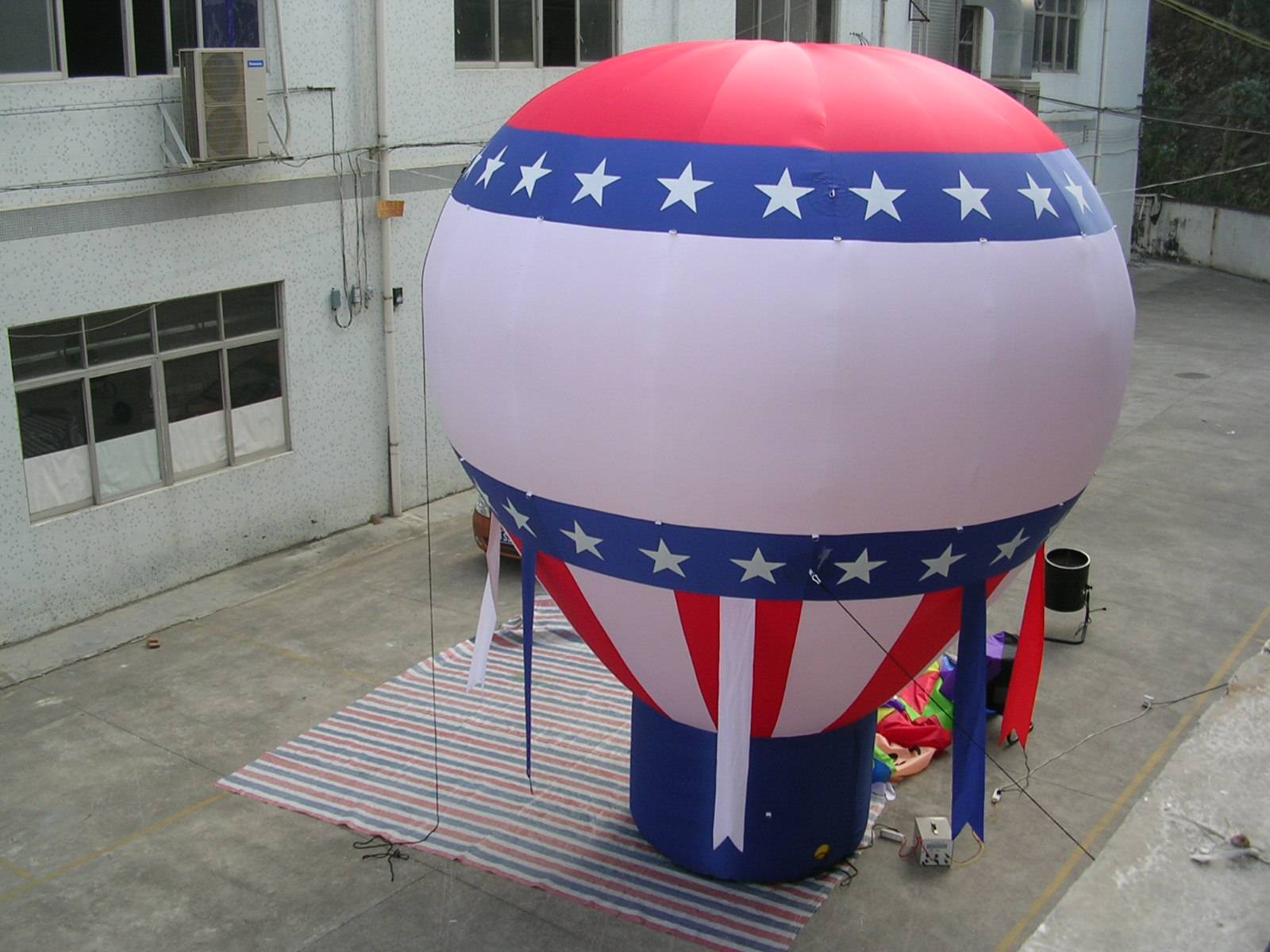 Inflatable big gound balloon with pump inside structure