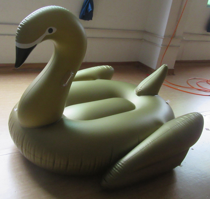 Customised Inflatable Gold Swan Swimming Pool Floating Animal Rider With Durable Handles Decorations