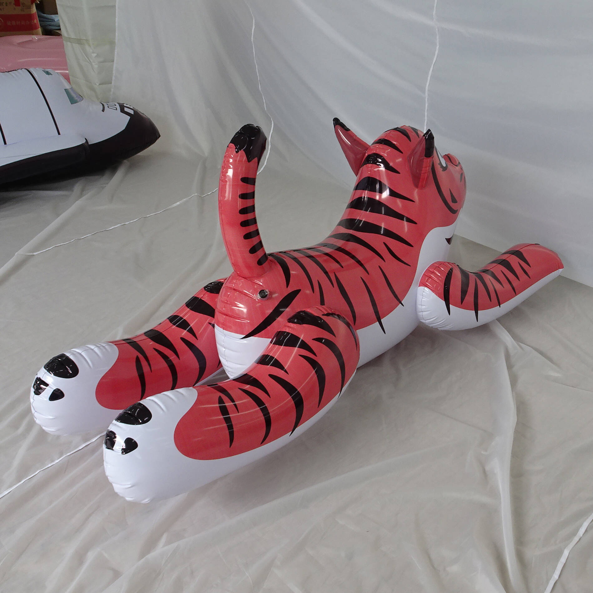 Custom make Inflatable Odm/Oem Sealed Tiger Animal Cartoon Figure Toy For Decors