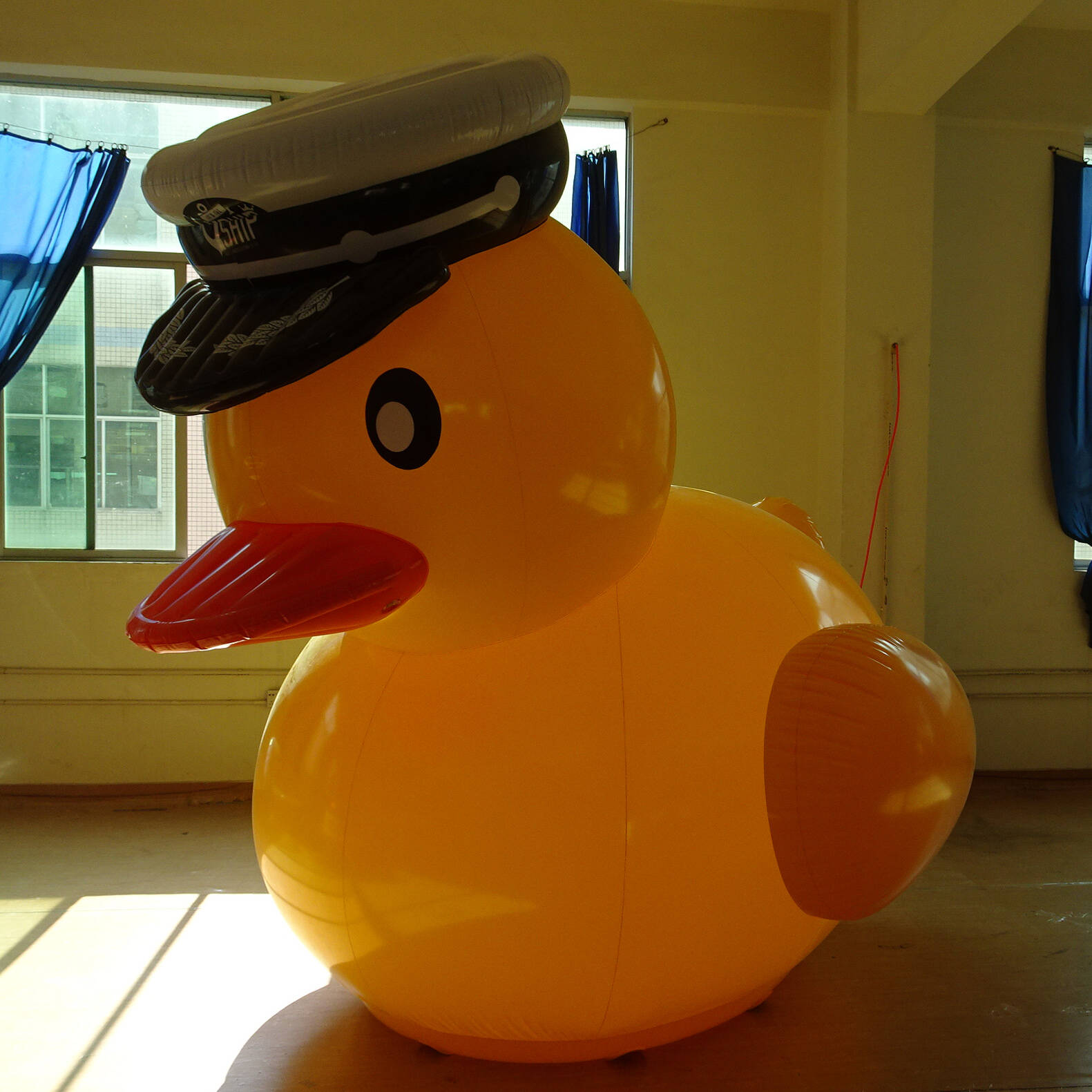Customized Inflatable Giant PVC Pliceman Duck With Hat For Advertisings