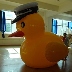 Customized Inflatable Giant PVC Pliceman Duck With Hat For Advertisings
